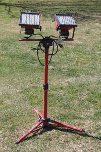 lot 9 image: DUAL WORK LIGHT ON ADJUSTABLE HEIGHT TRIPOD STAND