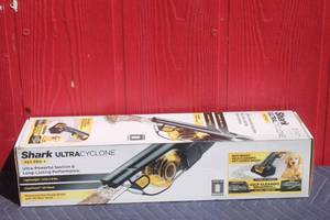lot 14 image: SHARK ULTRACYCLONE PET PRO ,CH951U4 WITH POWER ADAPTER IN ORIGINAL BOX