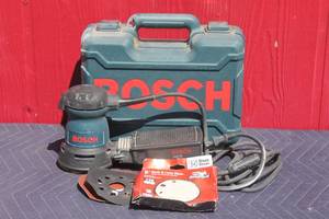 lot 21 image: BOSCH 1295DVS  PALM SANDER WITH LOT OF SURFACE DISC & STORAGE CARRY CASE