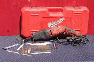 lot 27 image: MILWAUKEE HEAVY DUTY 6524-21 SAWZALL THE HATCHET WITH LOT OF ASSORTED BLADES & CARRY CASE  SEE PICS