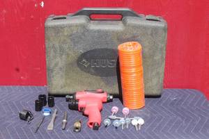 lot 29 image: HUSKY GRINDER SANDER WITH ACCESSORY ATTATCHMENTS & STORAGE CARRY CASE  SEE PICS