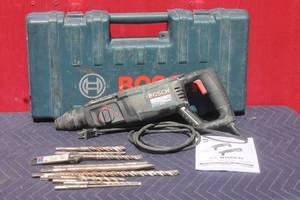 lot 30 image: BOSCH BULL DOG XTREME ROTARY HAMMER  WITH LOT OF ASSORTED SIZE BITS MANUAL & STORAGE CARRY CASE