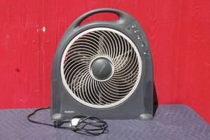 lot 43 image: HOLMES FAN WITH  HAPF624R