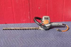 lot 54 image: BLACK & DECKER 16 DELUXE DOUBLE EDGE SHRUB & EDGE TRIMMER ,U-272