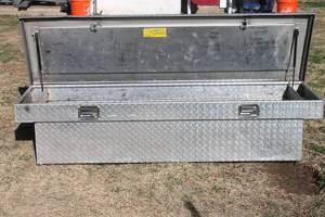lot 76 image: ALUMINUM TRUCK TOOL BOX 61