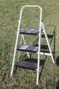 lot 86 image: GORILLA 3-STEP MEDIUM DUTY FOLDING STEEL STEP STOOL LADDER