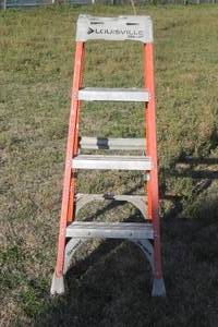 lot 93 image: LOUISVILLE 300LB LOAD CAPACITY FIBERGLASS 4FT  LADDER , FS1505
