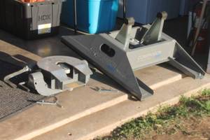 lot 100 image: B & W CHAMPION 5TH WHEEL HITCH
