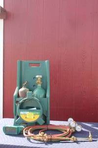 lot 104 image: VICTOR ADVANTAGE TOTE PORTABLE OXYGEN ACETYLENE WELDING CUTTING OUTFIT WITH LICOLN WELDING GOOGLES & DUAL REGULATORS, WELDING TORCH CA25  ,HOSES  SEE PICS