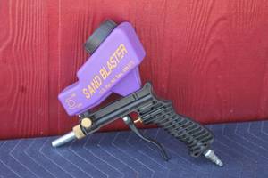 lot 124 image: CENTRAL PNEUMATIC 45998 GRAVITY FEED BLASTER SAND BLASTER GUN