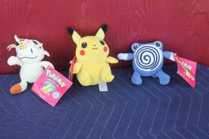 lot 130 image: TOTAL OF 3 VINTAGE POKEMON GOTTA CATCHEM ALL COLLECTIBLE PLUSH TOYS ,PIKACHU ,MEOWTH,POLIWHIRL