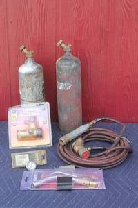 lot 155 image: TURBO TORCH ,3- TURBO TORCH EXTREME TORCH TIPS , TURBO TORCH THERMADYNE ,TURBO TORCH AR STYLE REGULATOR WITH 2- GAS CYLINDERS  SEE PICS