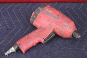 lot 169 image: HUSKY 12 PNEUMATIC AIR HEAVY DUTY IMPACT WRENCH HFP0906K-1