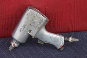 lot 173 image: HUSKY 12 PNEUMATIC AIR IMPACT WRENCH