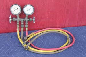 lot 176 image: MADDEN BRASS  REGULATORS WITH REFRRIGERANT CHARGING HOSE MANIFOLD GAUGE