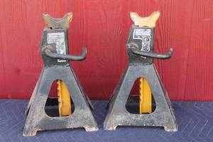 lot 177 image: SET OF CRAFTSMAN 3-TON JACKS