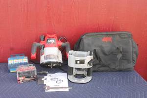 lot 178 image: SKIL 1825 ROUTER WITH LOT OF BIT ATTCHMENTS AND CARRY BAG  SEE PICS