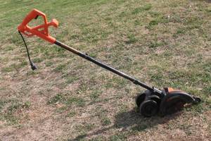 lot 183 image: BLACK & DECKER LE750 2-IN-1 LANDSCAPE EDGER AND TRENCHER