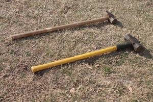 lot 184 image: TOTAL OF 2 HEAVY DUTY SLEDGEHAMMERS