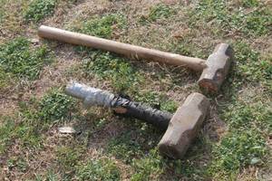 lot 186 image: TOTAL OF 2 HANDHELD SLEDGEHAMMERS