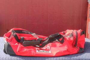 lot 194 image: VINTAGE MARLBORO UNLIMITED EXTRA LARGE ROLLING  DUFFLE BAG , 31 X 15