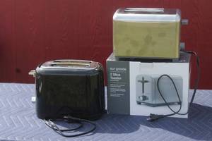 lot 200 image: TOTAL OF 2 -2-SLICE TOASTERS , BLACKSTAINLESS