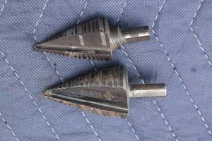 lot 220 image: TOTAL OF 2 STEP DRILL BITS UNIBITS , 36414 & MILWAUKEE # 9   78  1 18