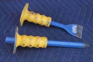 lot 257 image: TOTAL OF 2 TARGET GUARD DASCO MASON CONCRETE CHISELS