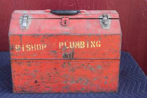 lot 281 image: RED CANTILEVER  METAL TOOL BOX WITH GENEROUS AMOUNT OF CONTENTS