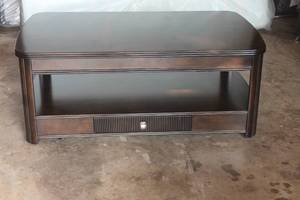 lot 353 image: SOLID WOOD LIFT TOP MOBILE COCKTAIL COFFEE TABLE WITH DRAWER , 50 X 30 X 21H  SEE PICS