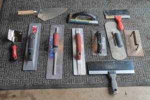 lot 288 image: TOTAL OF 11 ASSORTED SIZE PAINT FLOAT SCRAPPERS MASONARY TROWELS  SEE PICS