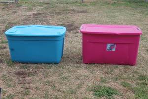 lot 294 image: TOTAL OF 2 STERILITE 35 GALLON LIDDED TOTES