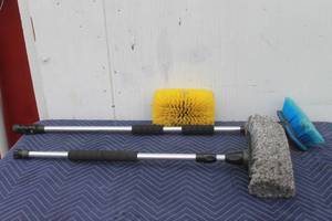 lot 298 image: TOTAL OF 2 EXTENDABLE SCRUB CLEANING WASH BRUSHES WITH REPLACEMENT  4-SIDED SCRUB BRUSH