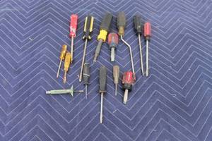 lot 308 image: TOTAL OF 14  ASSORTED SIZEBRAND  FLAT SCREWDRIVERS