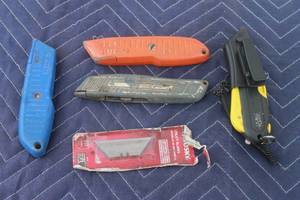 lot 316 image: TOTAL OF 4 UTILITY KNIVES WITH PACK UTILITY BLADES