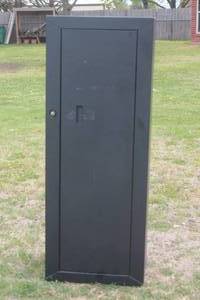 lot 323 image: BLACK GUN SAFE WITH KEY , 21 X 16 X 55H