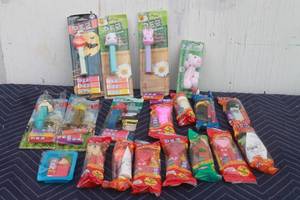 lot 325 image: TOTAL OF 19 ASSORTED  CHARACTER S COLLECTORS PEZ CANDY DISPENSERS  SEE PICS