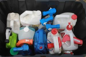lot 332 image: LOT OF ASSORTED BRAND USED YARD BUG SPRAYS  TOTE NOT INCLUDED