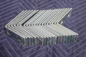 lot 337 image: TOTAL OF 20 - 4 HOLE METAL 90 DEGREE CORNER ANGLE BRACKETS , 9030CAZ