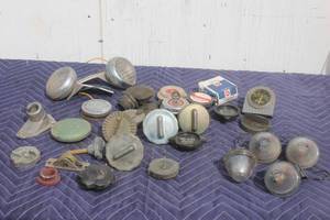 lot 339 image: LOT OF ASSORTED AUTOMOBILE   GAUGE CAPS & LIGHTS  SEE PICS