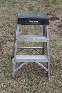 lot 345 image: HUSKY 2- STEP FOLDING STEP LADDER