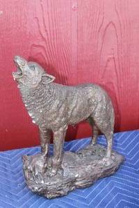 lot 392 image: HOWLING WOLF STATUE SCULPTURE 13  SEE PICS