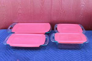 lot 402 image: TOTAL OF 4 GLASS PYREX BAKING DISHES WITH RED LIDS , 1.5QT, 2QT,2QT,3QT  SEE PICS