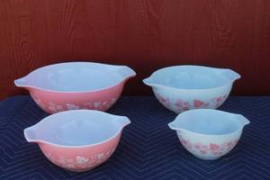 lot 403 image: TOTAL OF 4 VINTAGE PYREX CINDERELLA GOOSEBERRY PATTERN MIXING BOWLS , 4QT,2 12 QT,1 12QT,1 12 PINT