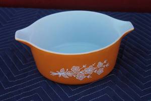 lot 405 image: VINTAGE PYREX BUTTERFLY GOLD 2.5QT CASSEROLE DISH