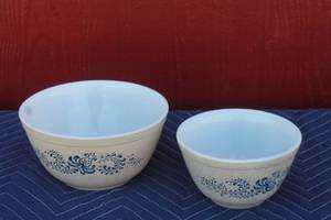 lot 406 image: TOTAL OF 2 VINTAGE PYREX  HOMESTEAD PATTERN MIXING BOWLS TAN SPECKLED WITH BLUE FLORAL   1.5 L & 1 12 PT