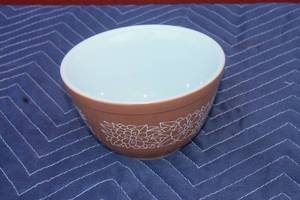 lot 407 image: VINTAGE PYREX  WOODLAND PATTERN MIXING BOWL ,750 ML
