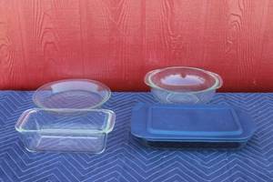 lot 408 image: TOTAL OF 4 ASSORTED CLEAR PYREX BAKING  DISHES , PIE PLATE, LOAF PAN , HANDLED CASSEROLE DISH , RECTANGLE HANDLE  CASSEROLE STORAGE DISH WITH LID