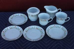 lot 411 image: TOTAL OF 8PC AC ASHLEY OVERSEAS ETERNAL LOVE PATTERN WITH PLATINUM TRIM CHINA