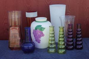 lot 418 image: TOTAL OF 11 ASSORTED DESIGN SIZE GLASS VASES  SEE PICS